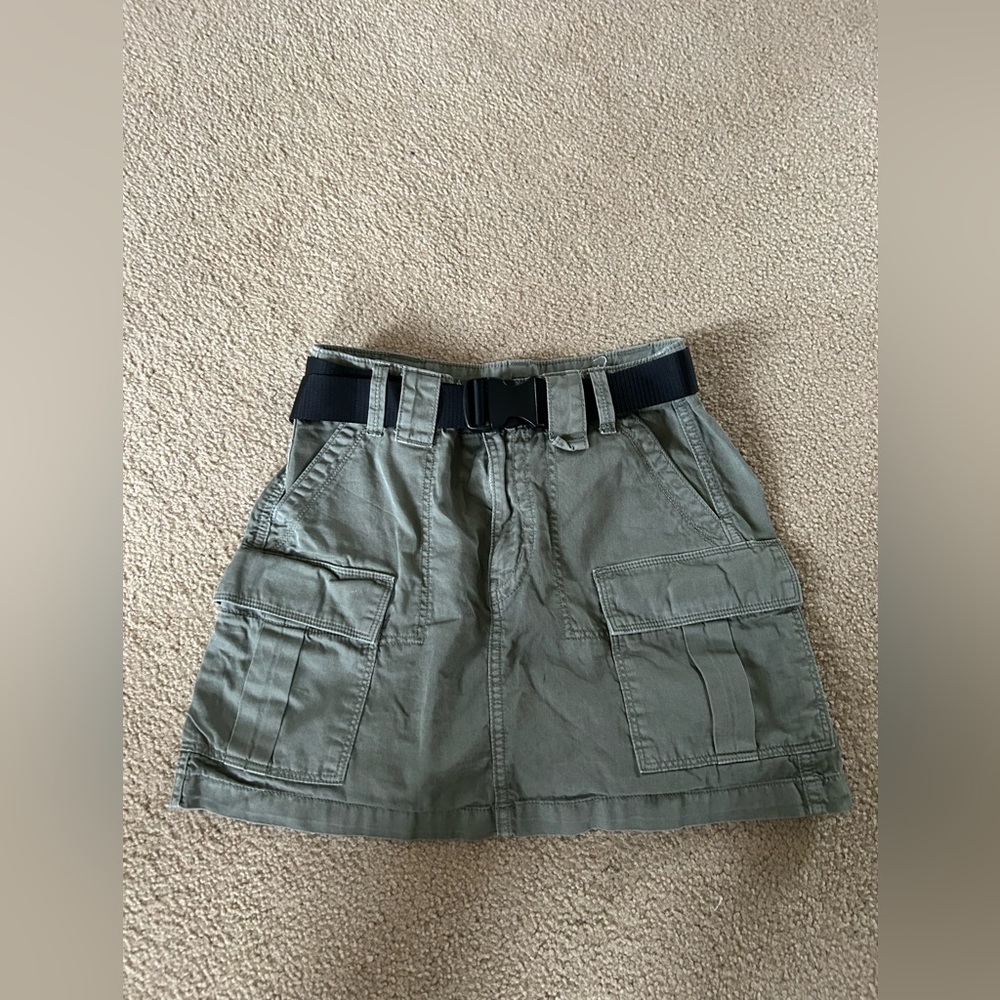 Green American Eagle skirt with black clip belt size 0